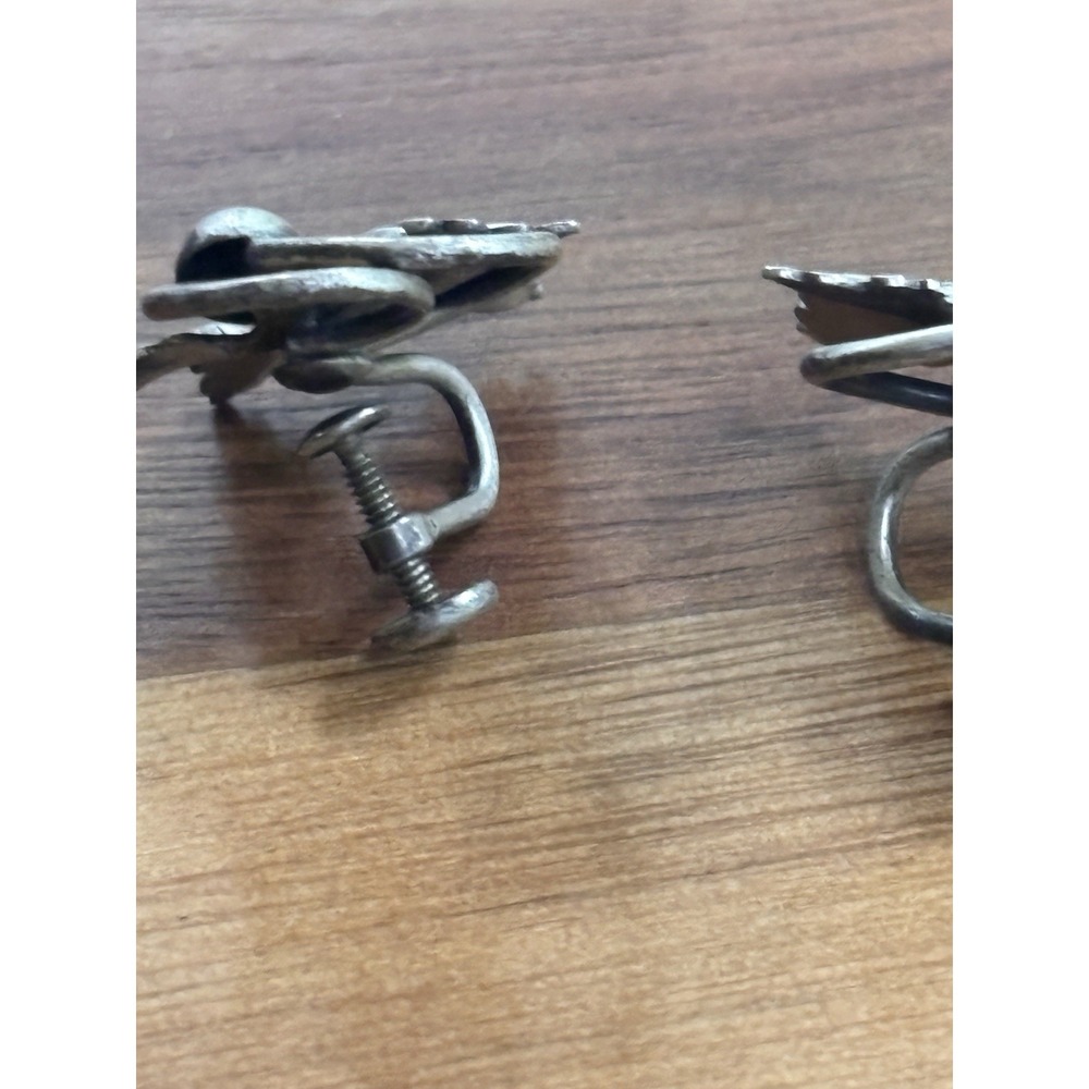 Vintage Sterling Silver Screwback Leaf Earrings - Picture 5 of 9
